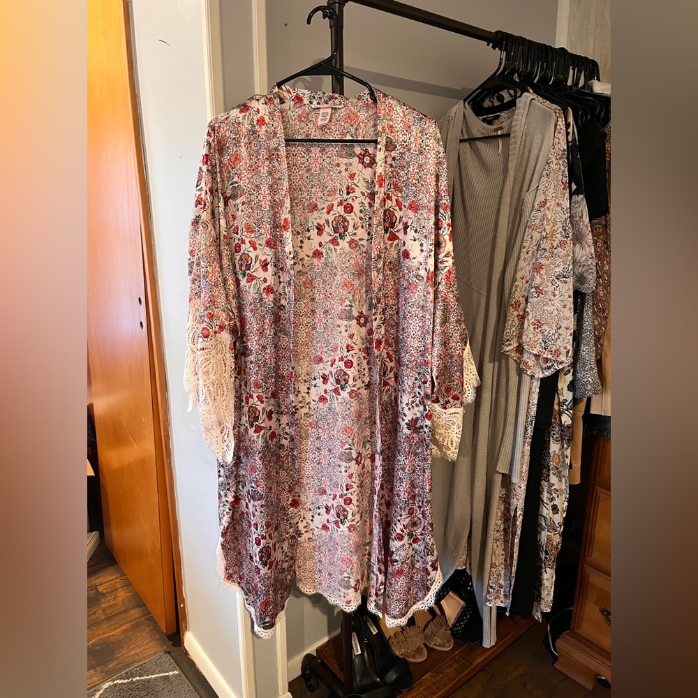Victoria’s Secret intimate floral rope/kimono (size M/L)